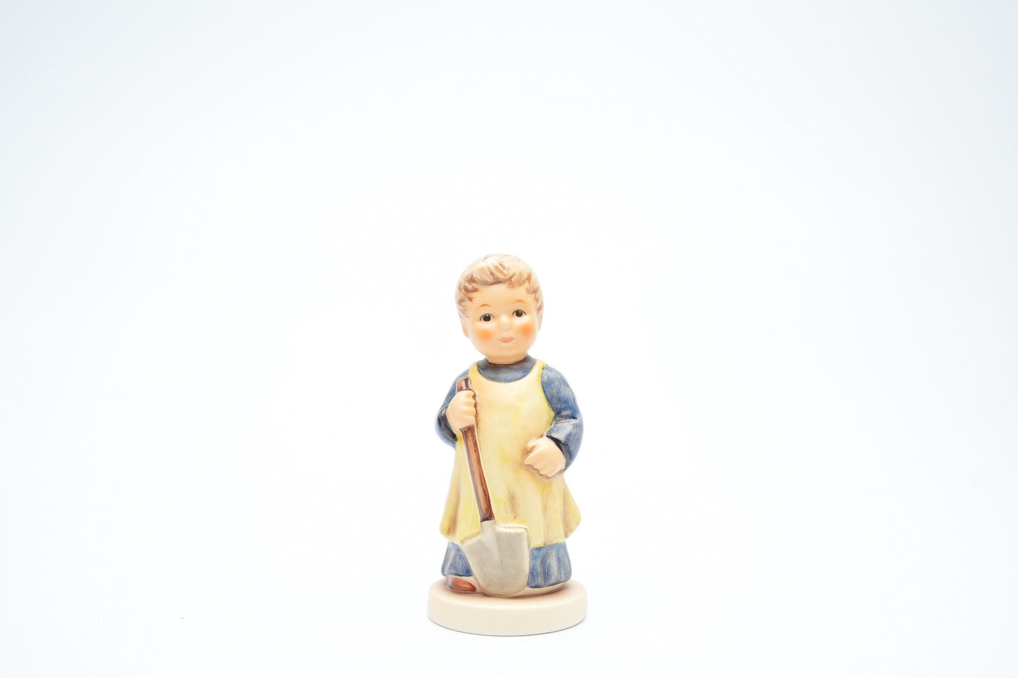 Goebel Hummel Figurine “Muß noch umgraben – Garden Treasures” (Hum 727, 9 cm/3,5 inch)