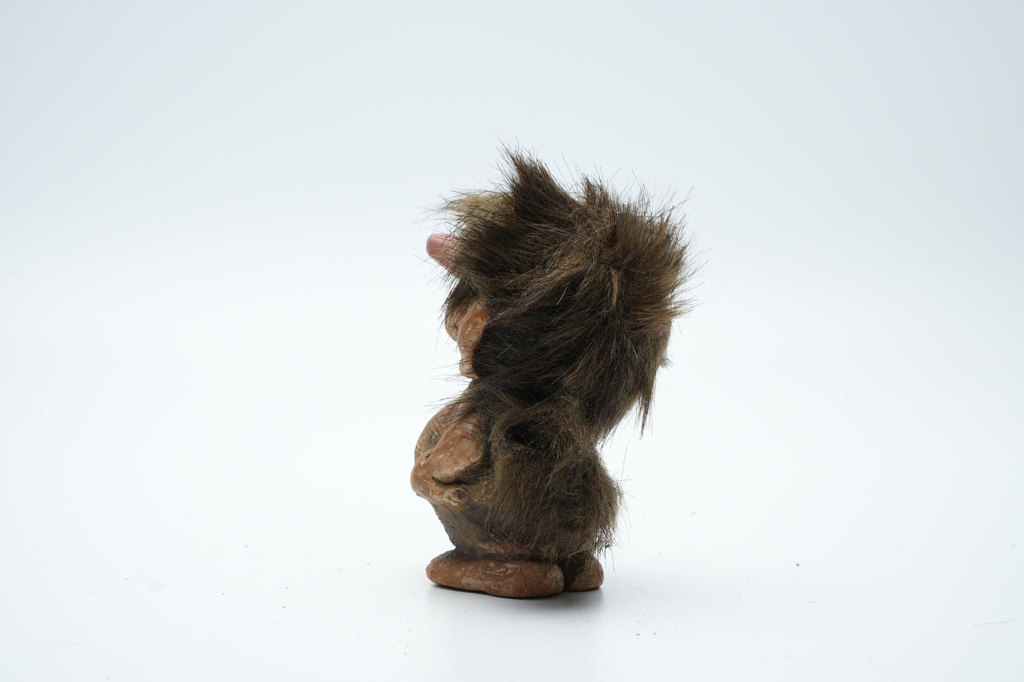 Troll met handen in zijn zakken - schattig figuur - magie figuren