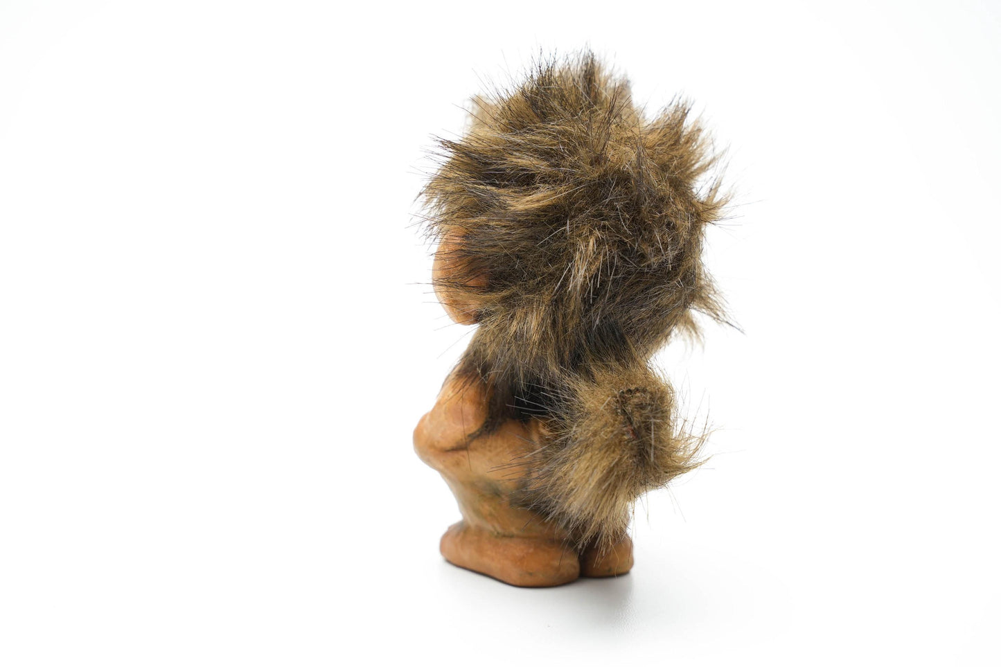 Kleine Nyform Trol met Wilde Haren – Handgemaakt Noors Beeldje – 10 cm / ca. 3.9 inch