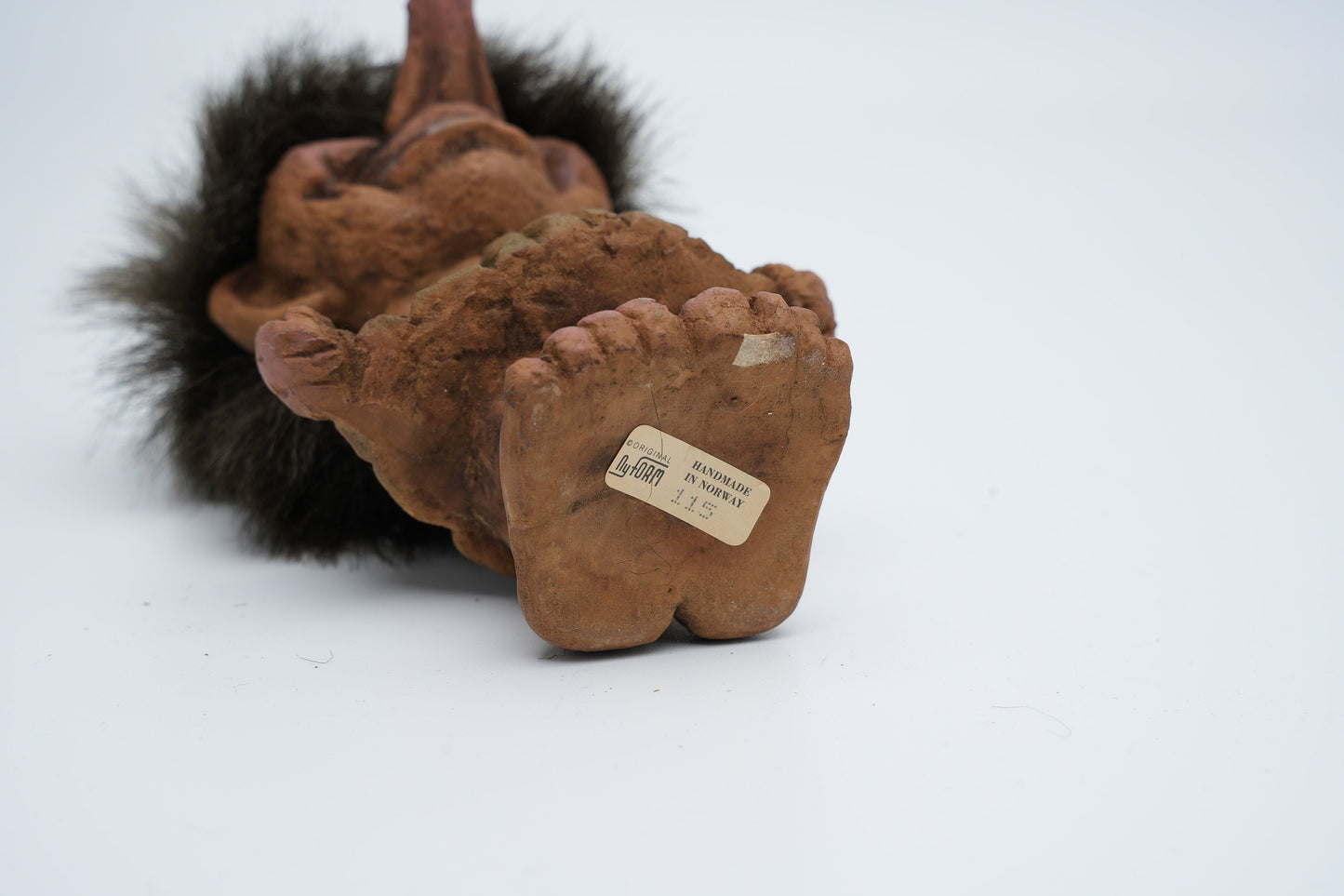 Nyform Troll nummer 115 - meisje in jurk met handen in haar zakken - handgemaakt in Noorwegen