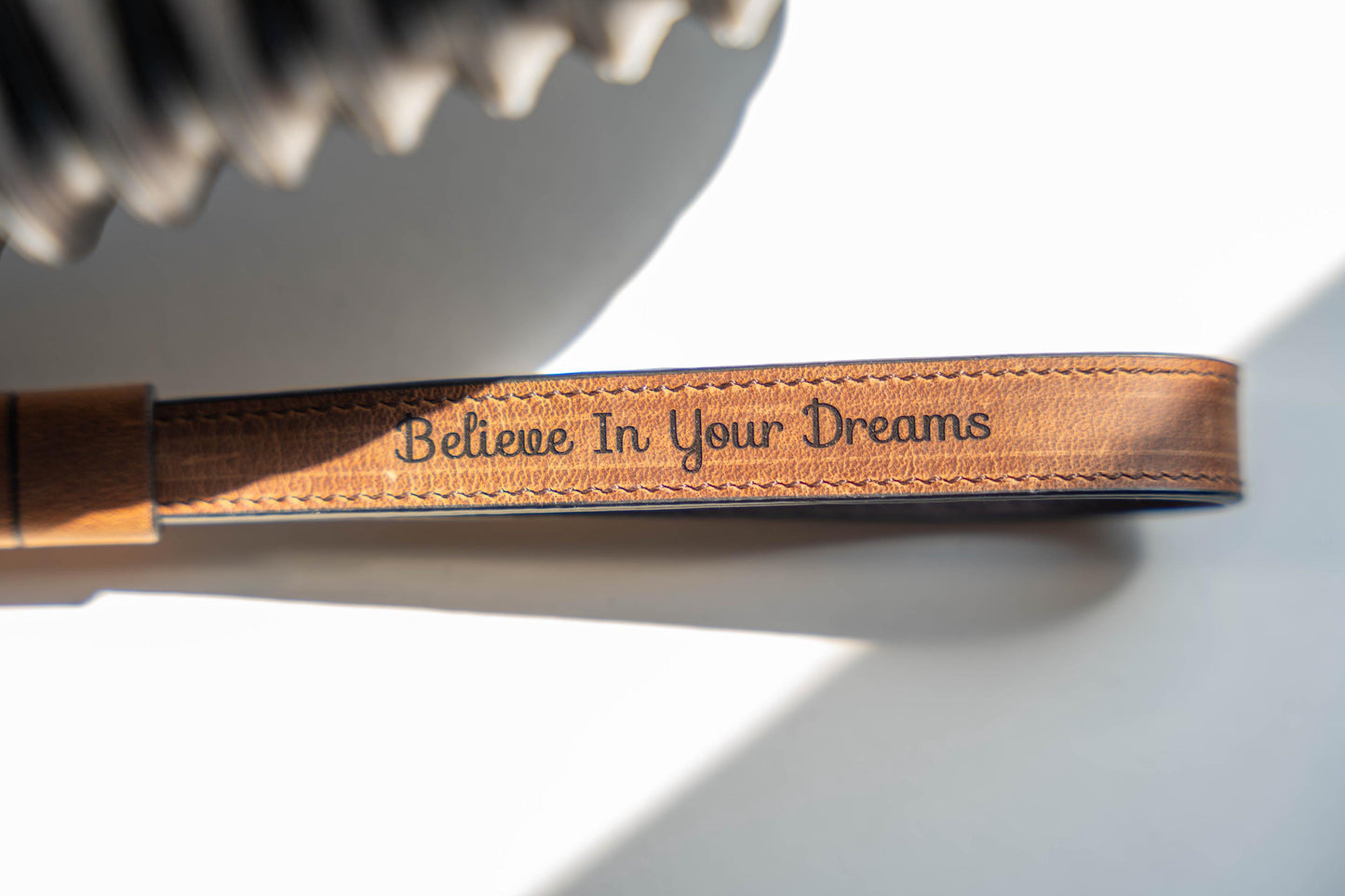 Unieke leren camera polsband - voor stijlvolle en veilige fotografie