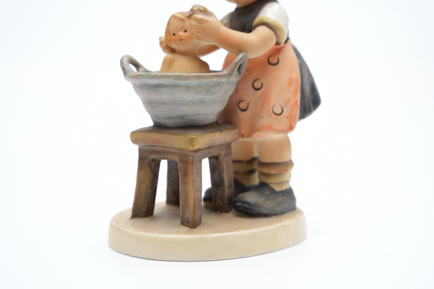 Hummel Beeldje 'Doll Bath' - HUM 319 - TMK 6 (13 cm / 5 inch)