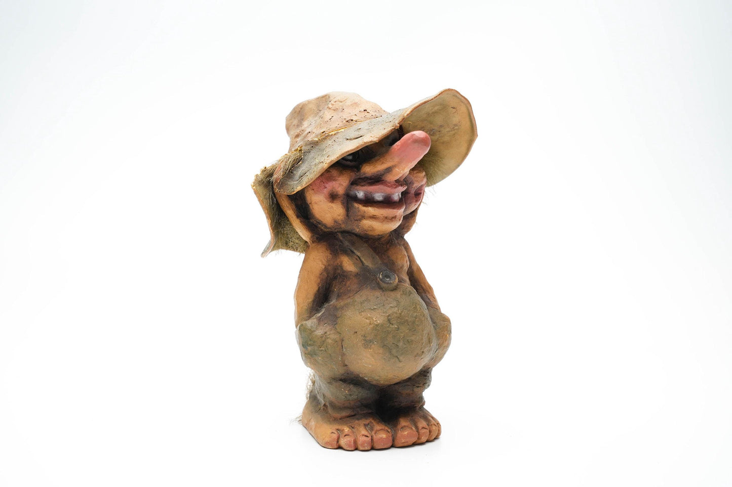 Vintage Nyform Trol met Hoed – Noors Handgemaakt Trollenbeeldje – 15 cm / ca. 5.9 inch