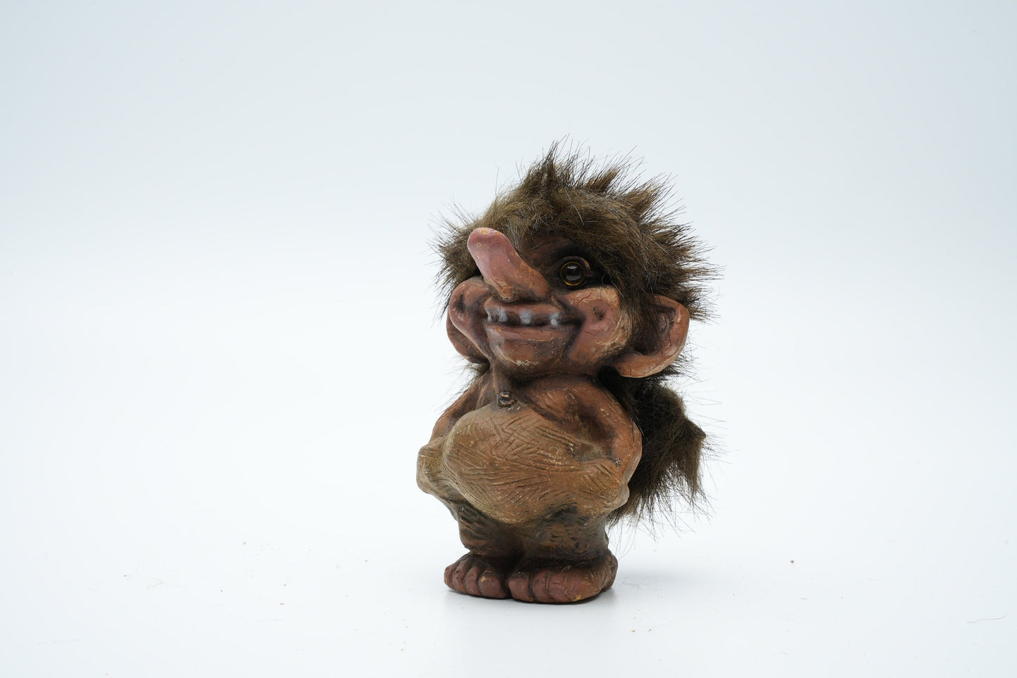Troll met handen in zijn zakken - schattig figuur - magie figuren