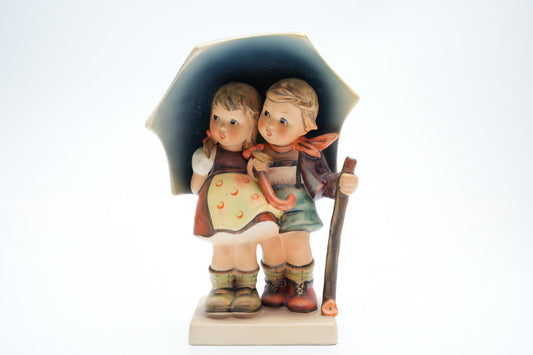 Vintage Hummel Beeldje 'Under Umbrella' - HUM 71 (17 cm / 6,7 inch)