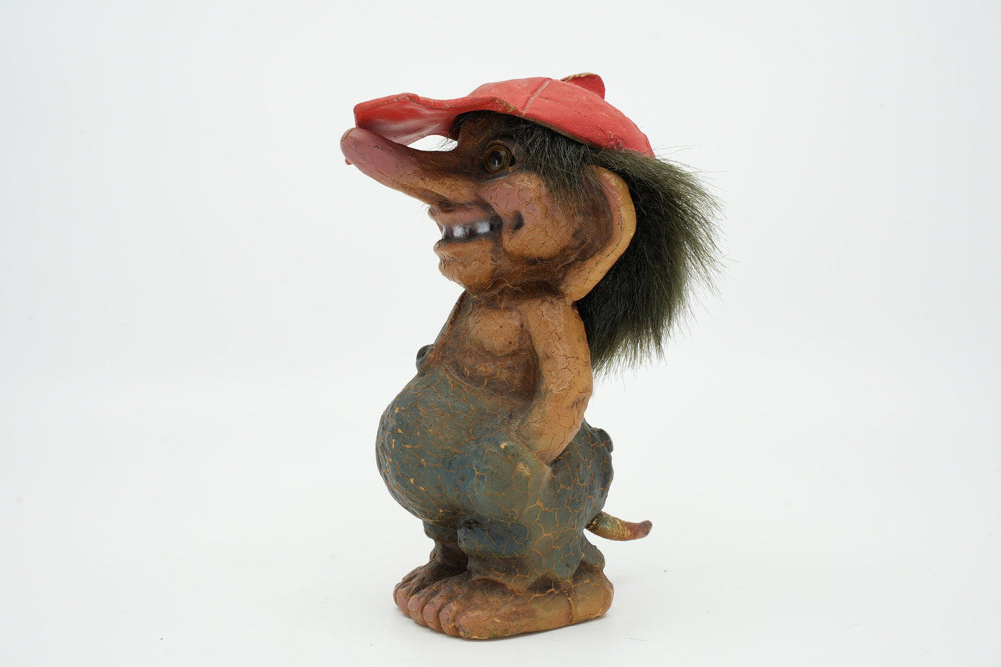 Zeldzame Nyform troll | staand met rode pet op zijn hoofd | 1118