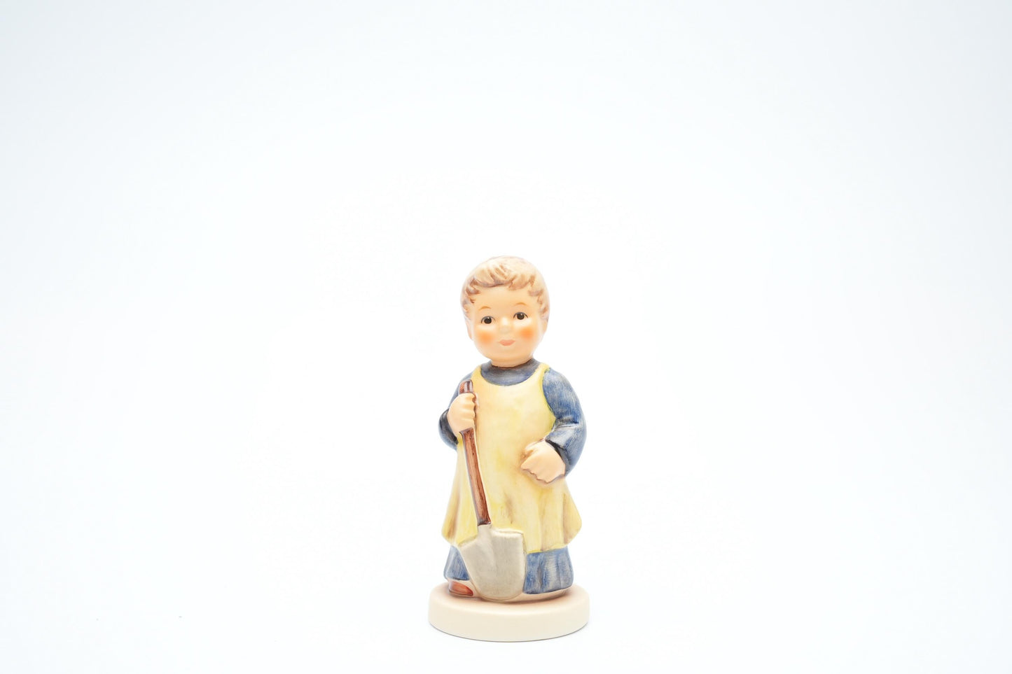 Goebel Hummel Figurine “Muß noch umgraben – Garden Treasures” (Hum 727, 9 cm/3,5 inch)