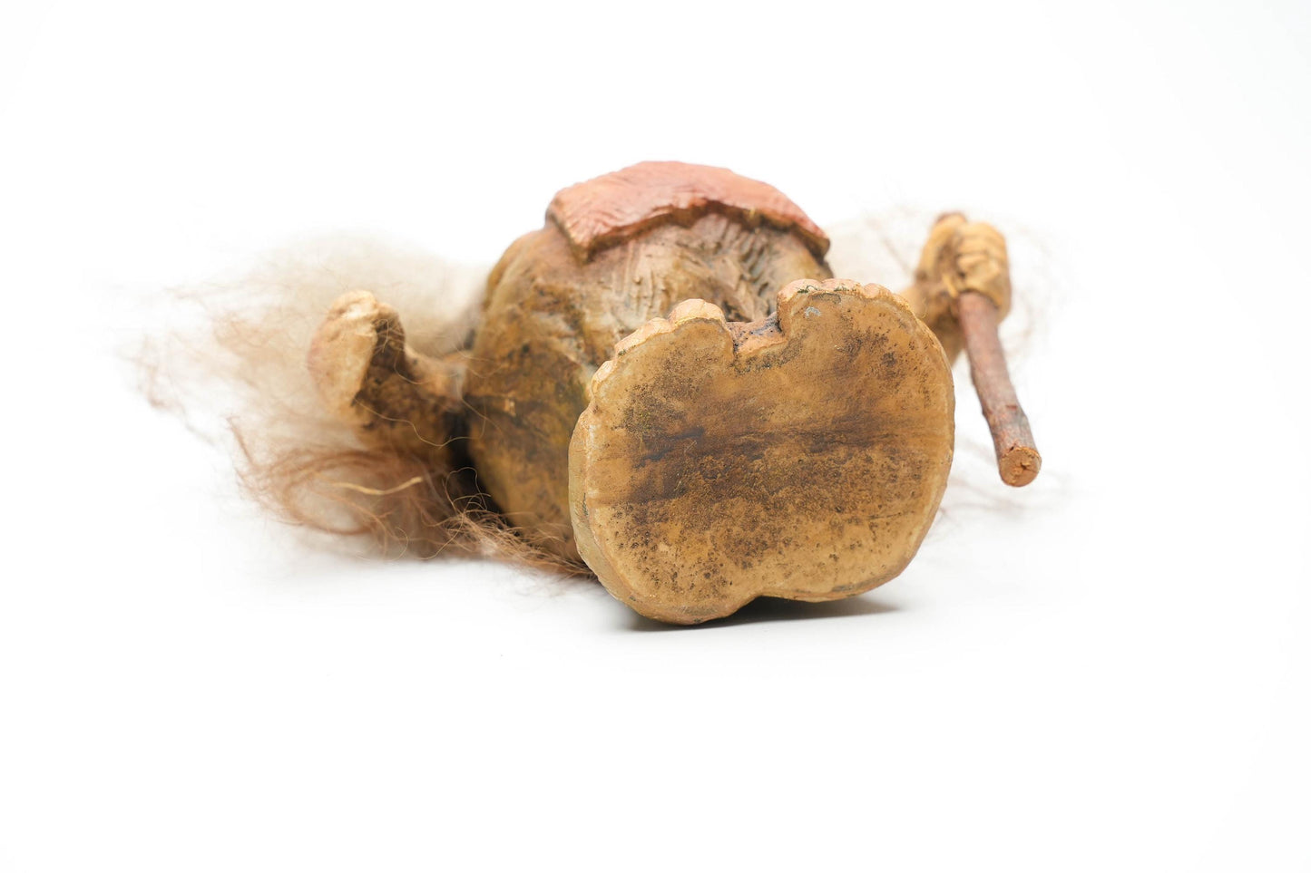 Vintage Nyform Trol Vrouw met Stok – Handgemaakt Noors Troll Beeldje – 16 cm / ca. 6.3 inch