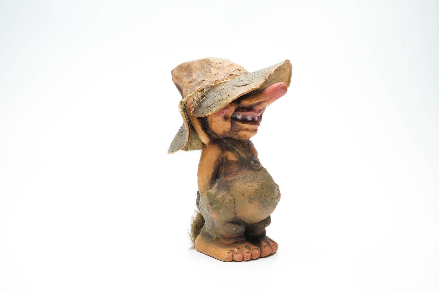 Vintage Nyform Trol met Hoed – Noors Handgemaakt Trollenbeeldje – 15 cm / ca. 5.9 inch